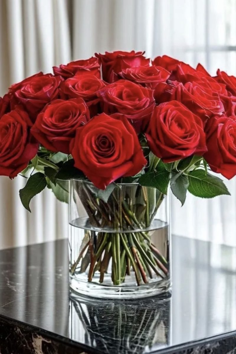Vase With 15 Pieces Red Rose